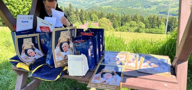 Po raz osiemnasty w Tymbarku w dniu 26 maja 2025 roku, zorganizowano Rajd Górski „ Szlakiem Papieskim” na trasie Tymbark – Góra Paproć - Tymbark.