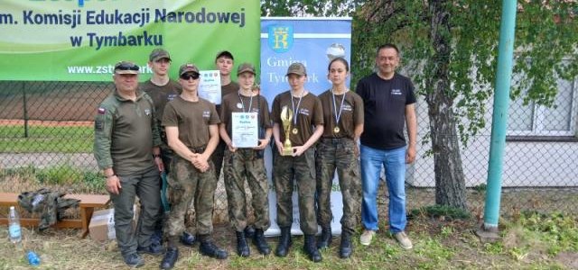 Reprezentacja Jednostki Strzeleckiej nr 2007 im. kpt. Tadeusza Paolone ZS „Strzelec” OSW w Tymbarku w składzie: strzelec ZS Martyna Pytlik, strzelec ZS Emilia Atłas i strzelec ZS  Weronika Kurek zajęła pierwsze miejsce