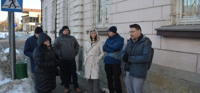 W dniu 18 stycznia 2026 r. Karol Wojtas, inicjator akcji Spacerów Historycznych po Limanowej, poprowadził pożegnalny spacer poświęcony burzonemu na naszych oczach Pałacyku pod Pszczółką